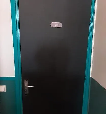 Joni, Not For Parties, Not A Hotel, With No Kitchen بيت ضيافة 3*