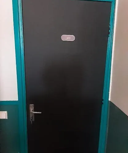 Joni, Not For Parties, Not A Hotel, With No Kitchen Гостевой дом 3*